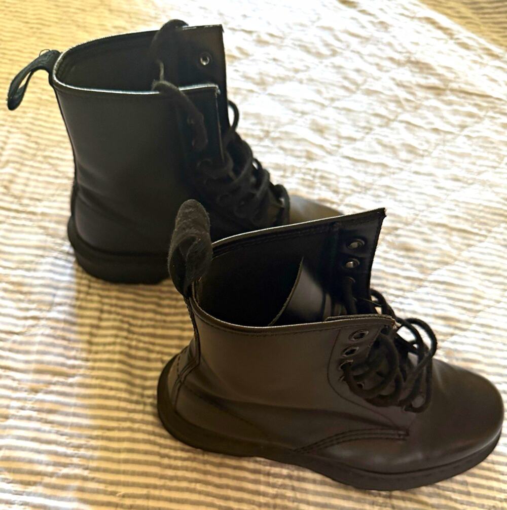 Dr. Martens Unisex 1460 Black Mono Smooth Leather Lace Up 8-Eye